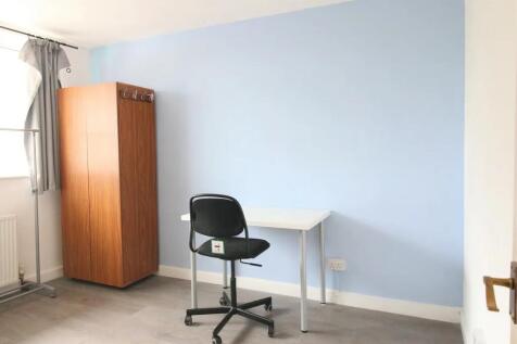 Bright and tidy single bedroom featuring a simp...