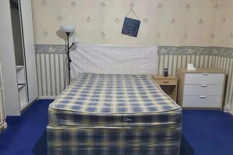 A cozy double bedroom featuring a comfortable d...