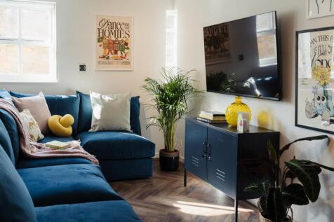 A modern and inviting living room with ample na...