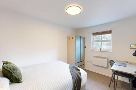 Well-presented double bedroom with a comfortabl...