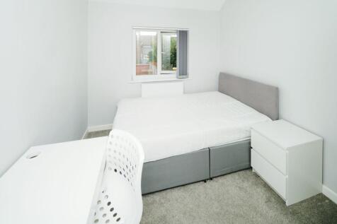 Bright, modern double bedroom with a comfortabl...