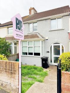 Attractive mid-terrace house with a bay-front w...