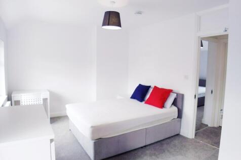 Bright, freshly decorated double bedroom with n...