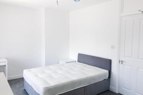 Bright, freshly painted double bedroom with a c...