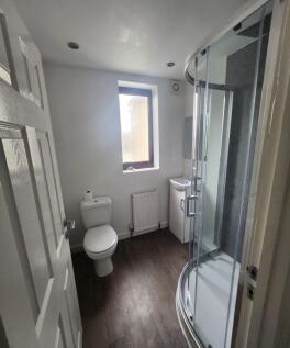 Well-maintained bathroom featuring a modern sho...