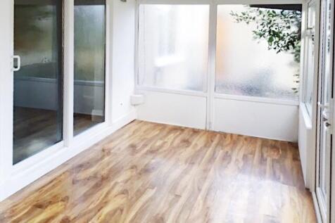 Bright, newly¿refurbished conservatory-style li...