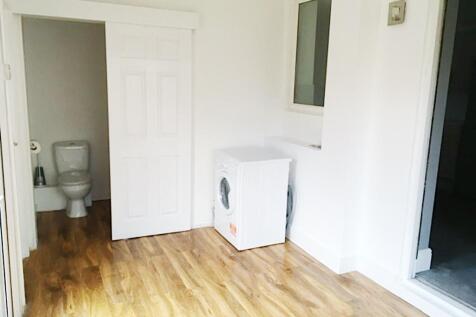 Bright, freshly painted room with attractive wo...