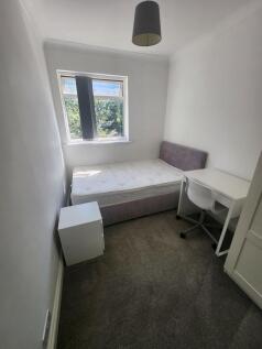 Bright and tidy single bedroom with a comfortab...
