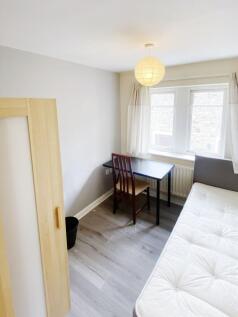 Bright single bedroom with a comfortable mattre...