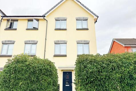 Attractive modern terraced house with a neat he...