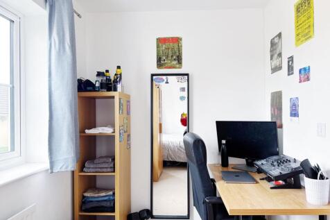 Bright, tidy single bedroom with a desk workspa...