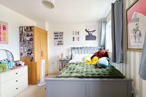 Bright, neatly styled double bedroom with a pai...