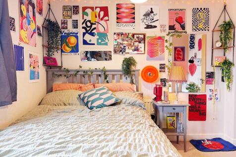 Bright, characterful bedroom with a comfy doubl...
