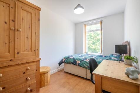 Bright and cozy double bedroom with a large win...