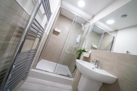 Modern, well-maintained bathroom with a spaciou...