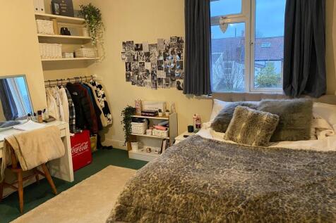 Cozy bedroom featuring a comfortable double bed...