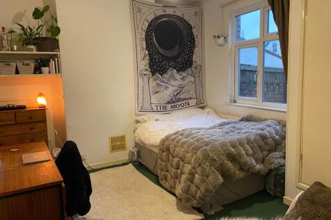 Cozy and inviting bedroom with a large, plush b...