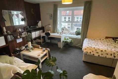 A spacious and inviting large double bedroom fe...