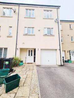 Modern terraced townhouse with a driveway and i...