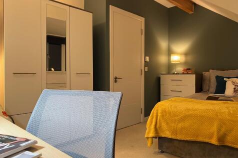 A spacious and inviting large double bedroom fe...