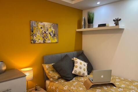A cozy and inviting double bedroom with a warm ...