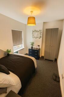Well-presented double bedroom with a comfortabl...