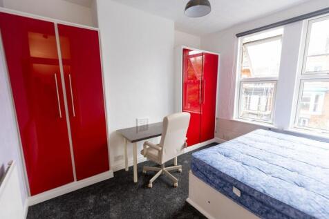 Bright double bedroom with large windows, conte...