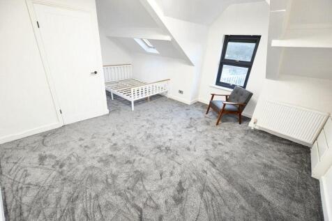 Bright, newly refreshed attic double bedroom wi...