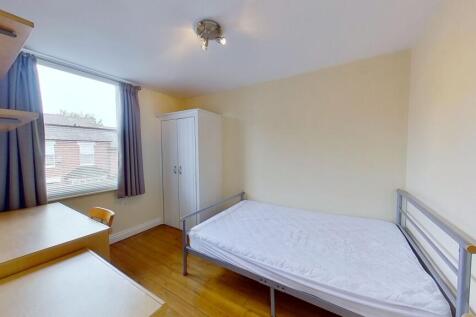 Bright, neatly presented single bedroom with a ...