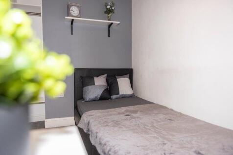 Neat single bedroom with a comfortable bed dres...