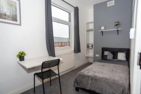 Neat single bedroom with a fitted study shelf b...