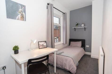 Neat, modern single bedroom with a comfortable ...