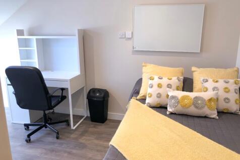 A cozy double bedroom featuring a comfortable b...