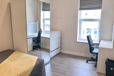 This inviting double bedroom features a spaciou...