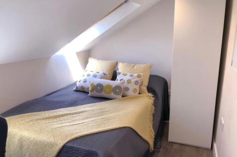 A cozy double bedroom featuring a comfortable b...