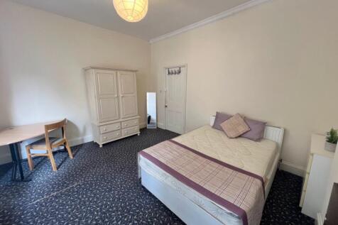 A spacious and well-maintained double bedroom f...