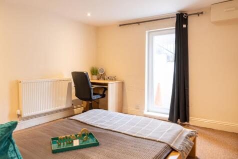 Bright, neatly presented bedroom with a comfy b...