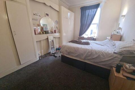 A cozy double bedroom featuring a comfortable d...