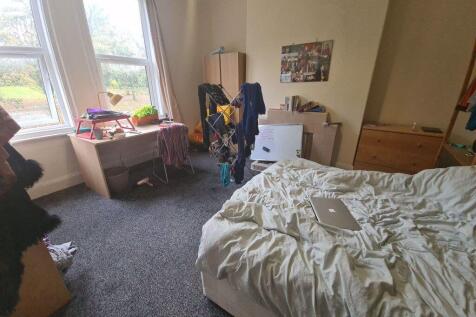 A cozy double bedroom featuring a comfortable d...