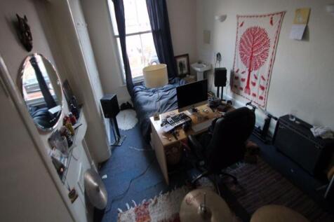 Cozy single bedroom with a comfortable bed, des...