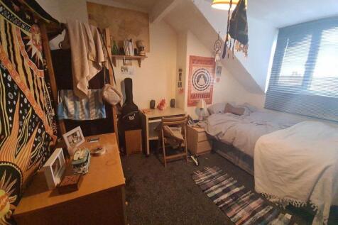 Cozy single bedroom with a comfortable bed, a s...