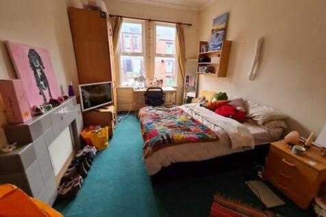 A cozy double bedroom featuring a double bed wi...