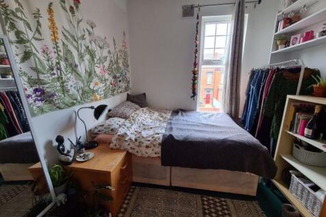 Cozy and neatly organized single bedroom featur...