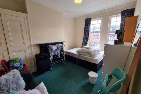 A cozy double bedroom featuring a comfortable d...