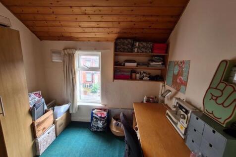 Compact and functional small room with natural ...