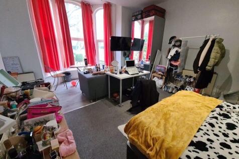 Bright double bedroom with two large windows pr...