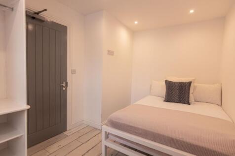 Bright, simply styled double bedroom with a nea...