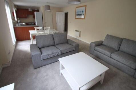 Bright, neutral open-plan living area with comf...