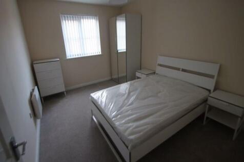 Bright, simply furnished double bedroom with a ...