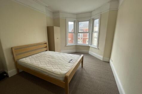 Bright double bedroom with a large bay window l...